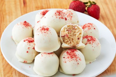 These Strawberry Shortcake Truffles Are Too Easy To MakeDelish Strawberry Shortcake Truffle, Dehydrated Strawberries, Strawberry Shortcake Cheesecake, Dessert Truffles, Truffle Recipe, Milk Bar, Savoury Cake, Strawberry Recipes, Candy Recipes