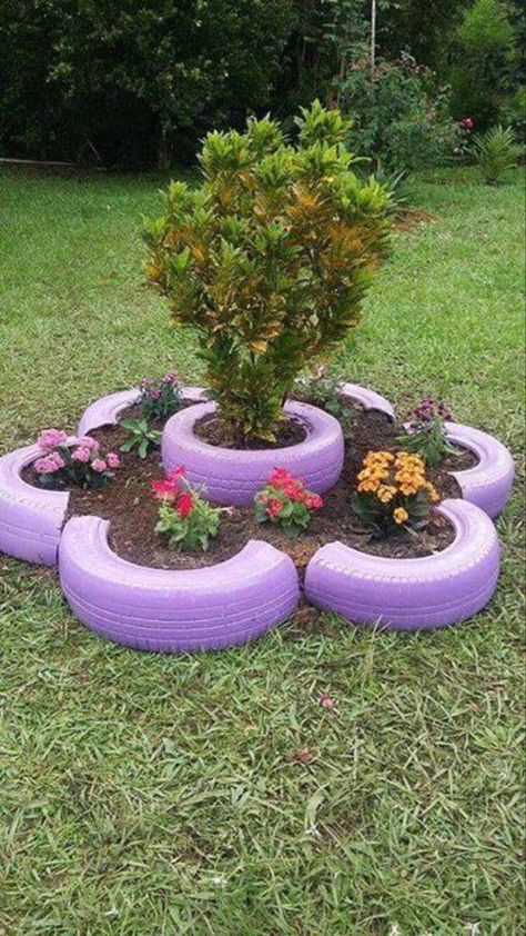 Tire Garden, نباتات منزلية, Container Gardening Flowers, Diy Backyard Landscaping, Garden Yard Ideas, Diy Garden Projects, Easy Garden, Garden Crafts, Diy Backyard