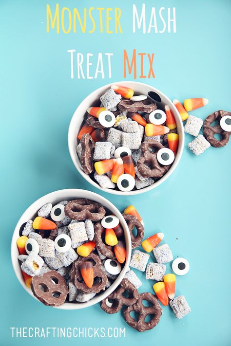 Monster Mash Treat Mix Spider Treats, Halloween Alcohol, Cookie Jar Gifts, Fun Halloween Snacks, Halloween Cookie Jar, Churro Bites, Cookies Jar, Kids Party Crafts, Halloween Goodies