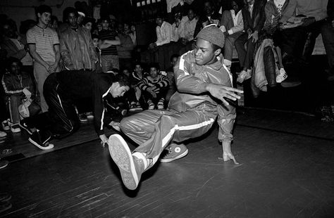 Tanco at a breakdance battle, 1983-84 | ph: Ricky Flores Jamel Shabazz, Afrika Bambaataa, 90s Hip Hop, Takashi Murakami, Rap Battle, Youth Culture, Hip Hop Culture, Break Dance, Street Dance