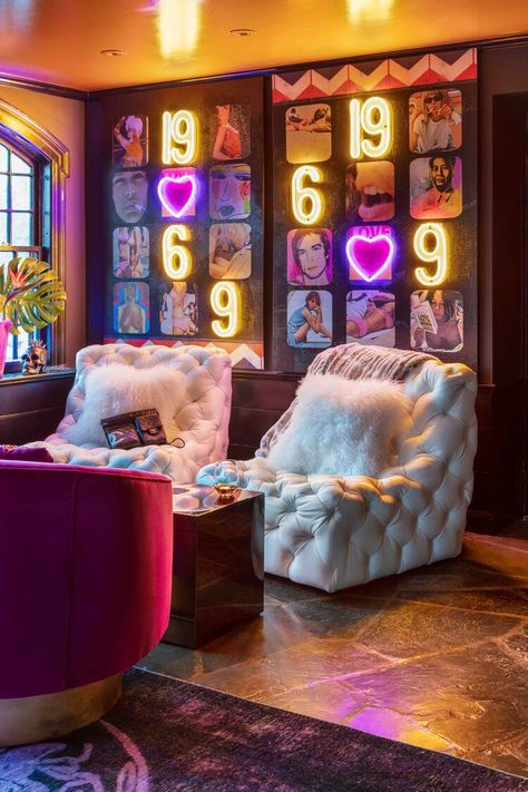 Glam Rock Interior Design, Old Hollywood Glam Bedroom Ideas, Glam Rock Bedroom, Glam Rock Decor, Eclectic Glam Decor, Glam Room Aesthetic, Glam Sitting Room, Hollywood Glam Interior Design, Old Hollywood Bedroom