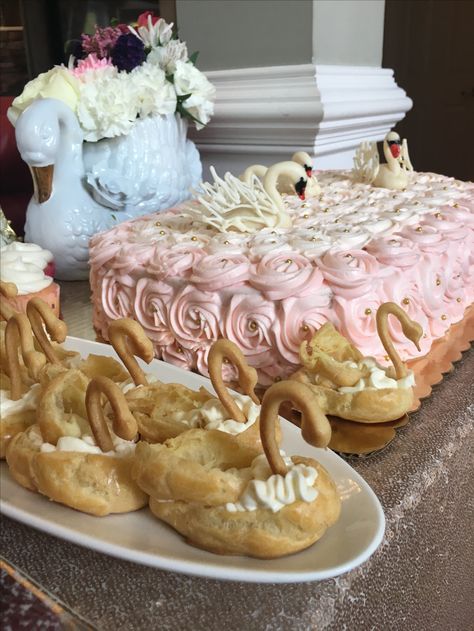 Swan party Barbie Swan Lake Birthday Party, Di Swan Lake Theme, Swan Party Food Ideas, Swan Lake Party Ideas, Swan Lake Baby Shower Theme, Swan Birthday Party Ideas, White Swan Birthday Theme, Swan Lake Birthday Party Decorations, Swan Lake Cake