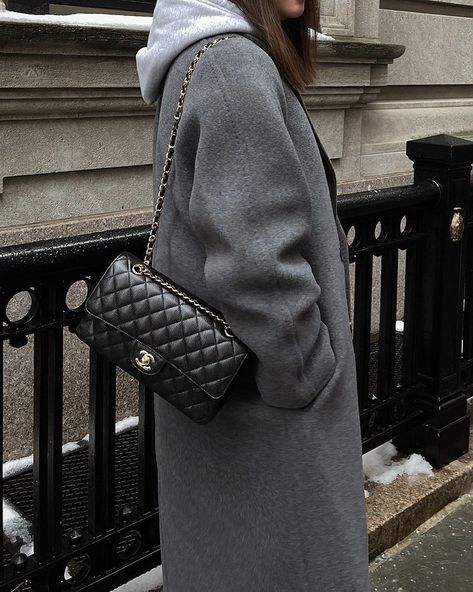 Chanel Classic Flap Bag Outfit, F1 Vegas, Outfit Inspirations Edgy, Alyssa Lenore, Street Style Handbags, Chanel Bag Outfit, Manifesting Goals, Chanel Classic Flap Bag, Vintage Chanel Bag