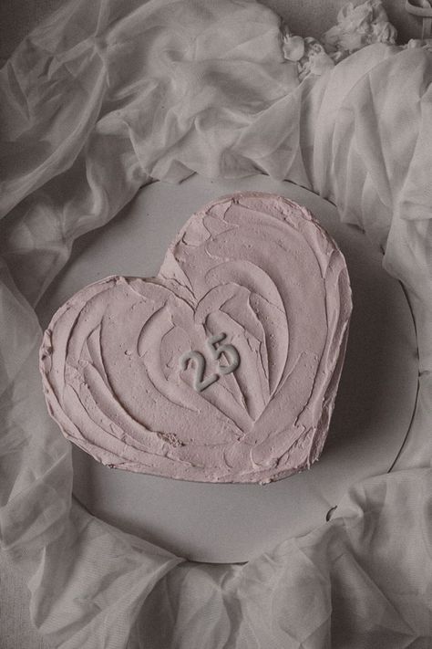 Cakes Valentines Day Birthday 25 Cake, Minimal Cake Birthday, Minimal Cake Ideas, Birthday Cake Minimal, Trending Birthday Cakes, Minimal Birthday Cake, 25 Birthday Cake, Birthday Minimal, Small Birthday Cake