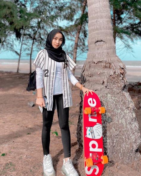 Oufit of the day #hijab #skateboard #aesthetic #ootd #supreme #ripndip Sk8 High Vans Outfit, High Vans Outfit, Vans Outfit Women, Sk8 High Vans, High Vans, Skater Girl Aesthetic, Skateboard Aesthetic, Rip N Dip, Aesthetic Ootd