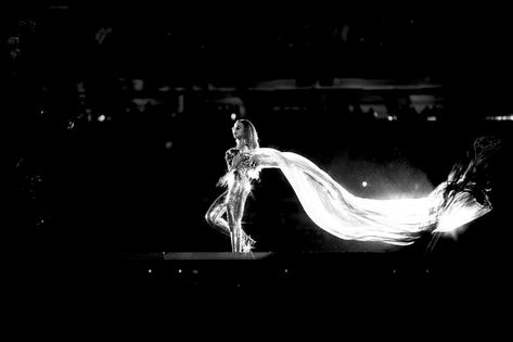 Beyonce Partition Aesthetic, Beyonce White Aesthetic, Beyonce Pics, Beyonce Desktop Wallpaper, Beyonce Black And White, Beyonce Aesthetic Black And White, Beyoncé Black And White, Beyonce Pictures, Silver Bedroom