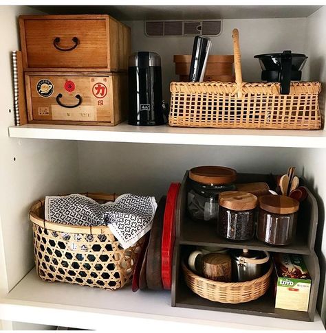 Tableware Storage, Kitchen Storage Ideas, Cosy Kitchen, Apartment Organization, Flat Ideas, Japanese Kitchen, Aesthetic Rooms, Design Kitchen, Japanese Design