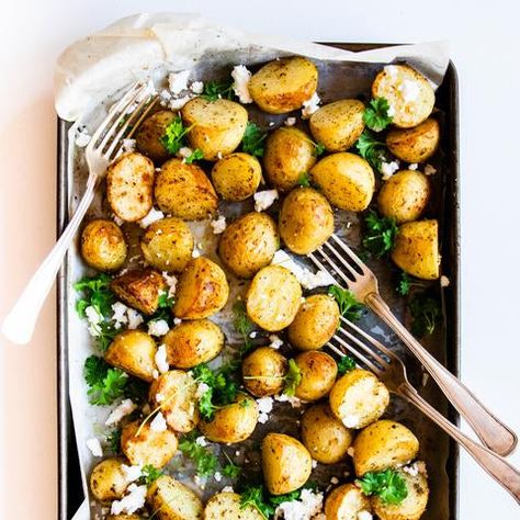 My Top 5 Quick, Easy And Healthy One Pan Recipes – LEAH ITSINES Small Potatoes Recipe Ovens, Potatoes With Feta Cheese, Potatoes With Feta, Small Potatoes Recipe, Potatoes With Herbs, Honey Soy Marinade, Baked Baby Potatoes, Potatoes In The Oven, Chicken Tray Bake