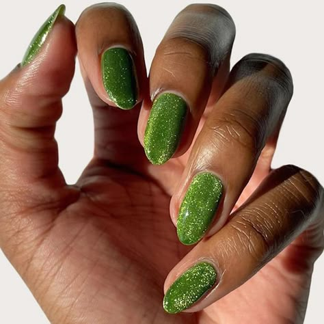 Aesthetic Easy Nail Designs, Green Nail Designs Glitter, Unique Nail Polish Colors, Green Reflective Nails, Shimmery Green Nails, Fun Sparkly Nails, Clear Green Nails, Green Velvet Nails, Green Metallic Nails