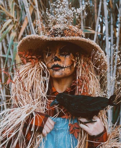 Scary Scarecrow Makeup, Scarecrow Makeup Ideas, Cute Scarecrow Makeup, Scary Scarecrow Costume, Halloween Makeup Diy Easy, Scarecrow Halloween Makeup, Halloween Costumes Scarecrow, Scary Scarecrow, Cute Scarecrow