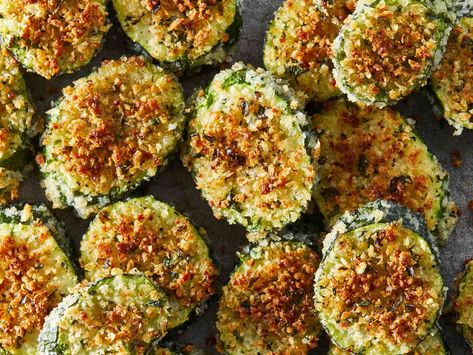 These baked parmesan and panko crusted zucchini slices are ready in less than 30 minutes for a quick and easy weekday dinner side dish. Appetizer Veggie, Baked Zucchini Parmesan, Parmesan Crusted Zucchini, Best Zucchini Recipes, Zucchini Parmesan, How To Cook Zucchini, Baked Zucchini, Zucchini Recipe, Weekday Dinner