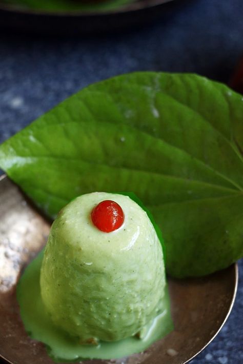 Paan kulfi is an excellent take on using paan leaves or betal leaves in dessert. I have already shared wonderful dessert recipes using paan leaves namely paan ice cream and paan shots recipes. This paan kulfi recipe is one more tasty and refreshing dessert you can make with paan leaves. Paan leaves as such are very good for health and can be used i various Indian recipes. Recipe via cookclickndevour.com #paankulfi #paankulfirecipe #indiancooking #vegetarianrecipes #cookclickndevour Shots Recipes, Prawn Dishes, Kulfi Recipe, Homemade Ice Cream Recipes, Refreshing Desserts, Indian Dessert Recipes, Shot Recipes, Indian Desserts, Sweet Food