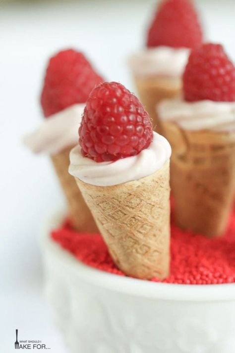 Cheesecake Cones, Waffle Cone Recipe, Cone Dessert, Ice Cream Waffle Cone, Graduation Desserts, Work Recipes, Cake In A Cone, Mini Ice Cream Cones, Cheesecake Ice Cream