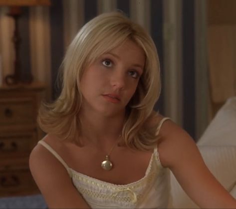 Brittany Spears Crossroads, 2000s Hairstyles Medium Hair, 90s Movie Hairstyles, 90s Blonde Hairstyles, Short 2000s Haircut, Britney Spears Blonde Hair, 90s Hair Pictures, 90s Short Blonde Hair, Britney Spears Crossroads Hair