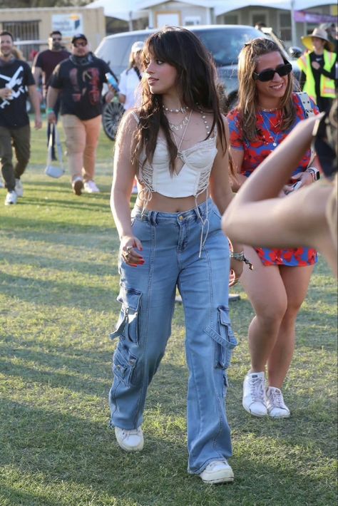 Simple Coachella Outfit, Coachella Celebrities Outfits, Coachella Inspired Outfits, Festival Outfits Rave, Famous Outfits, Desi Fashion Casual, Cargo Pants Outfit, Outfit Mujer, Coachella Outfit