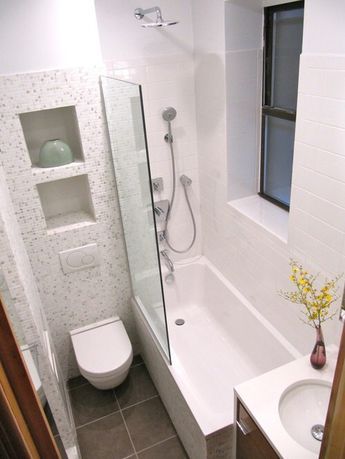 Corner Bathtub Shower, Bilik Mandi, Bathroom Tub, Bathroom Windows, Small Bathroom Design, Tiny Bathroom, Simple Bathroom, Bathroom Layout, Bath Room