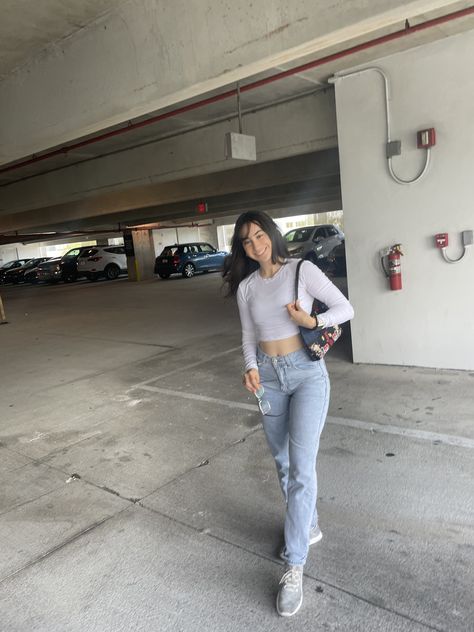 Basic White Top Outfit Jeans, Basic White Top Outfit, White Tops Outfit, Top School, Grey Crop Top, School Tops, Swaggy Outfits, Light Wash Jeans, Casual Fit