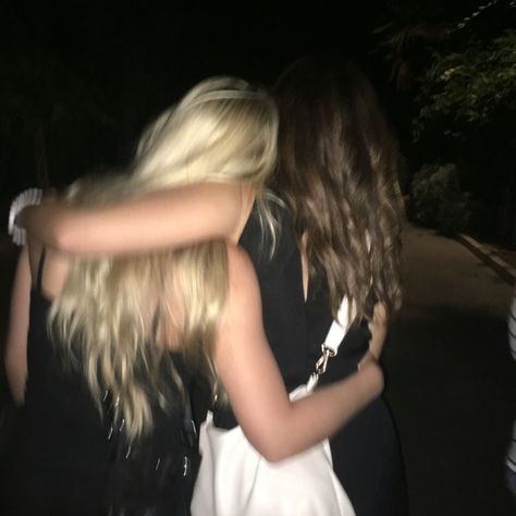 Blonde And Brunette Best Friends, Chloe Walsh, Carter Kids, Girlfriend Goals, Brunette To Blonde, Brunette Girl, Girl Guides, روتين العناية بالبشرة, Friend Photos