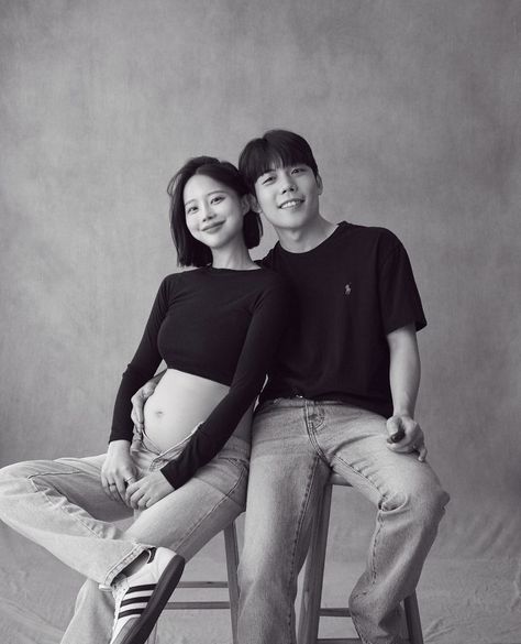 Japanese Maternity Shoot, Asian Maternity Photoshoot, Korean Maternity Shoot, Couple Pregnancy Pictures, Pregnant Photoshoot, Home Maternity Photography, Indoor Maternity Photography, Maternity Studio Photoshoot, Cute Pregnancy Pictures