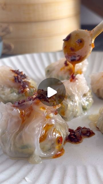 Melanie Persson on Instagram: "Tips for rice paper dumplings!👇  If you can’t find the smaller rice paper sheets, you can quarter large ones and stack them. The sheets only need a brief dunk in water - they’ll soften on your work surface in 30-40 seconds meaning you can get an assembly line happening! Steam until the filling is cooked (8-10 mins or so), and serve with your favourite dipping sauce and/or chilli oil 👌 . . . #dumplings #ricepaper #dumplinghack #food #easyfood #recipe #simple #cooking #glutenfree #fyp #celiac #coeliac #gf #seafood #hack" Rice Paper Dumplings, Chilli Oil, Steamed Dumplings, Recipe Simple, Assembly Line, Work Surface, Rice Paper, Instagram Tips, Dipping Sauce