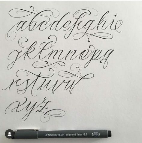 Tattoo Lettering Alphabet Calligraphy Script Fonts, Lettering Alfabeto Tattoo, Fancy Lettering Alphabet Hand Drawn, Chicano Tattoo Font Alphabet, Blackletter Numbers, Tattoo Script Alphabet, Tattoo Lettering Fonts Alphabet, Chicano Font Alphabet, Chicano Alphabet