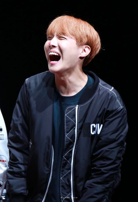 EL ME LLENA DE VIDA Y FELICIDAD.....TE AMO J-HOPE ♥♥ J Hope Laughing, Jhope Laughing, Jhope Photo, Laughing Video, Ideal Face, Hope Bts, Hope Photos, Jhope Bts, Bts Jhope