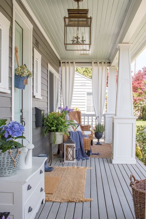 Privacy Porch, Front Porch Refresh, Diy Backyard Projects, Front Porch Ideas For Fall, Porch Ideas For Fall, Porch Refresh, Small Porch Decorating, Summer Porch Decor, Cottage Porch