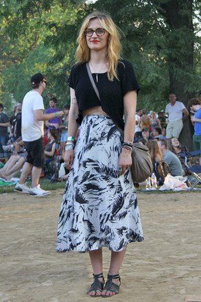 Elle Pitchfork Music Festival, Spring Looks, Street Chic, Street Style Women, Street Fashion, Tie Dye Skirt, Music Festival, See More, Midi Skirt