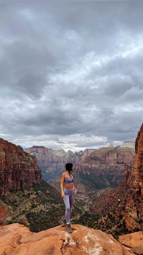 Hiking Photoshoot, Spring Hiking Outfits, Hiking Picture Ideas, Grand Canyon Pictures, Outfits Guide, Arizona Aesthetic, Grand Canyon Hiking, Zion Park, Hiking Photos