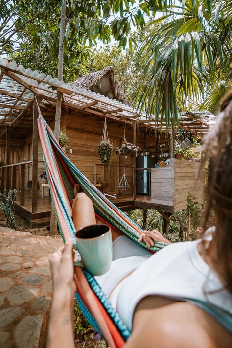 Hostel Travel Aesthetic, Hostel Photography Ideas, Hostel Astethic, Backpackers Hostel Design, Hostel Aesthetic, Hostel Vibes, Jungle Cabin, Surf Hostel, Hostel Life