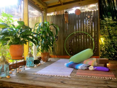 Outdoor Yoga Space, Home Yoga Space, Outdoor Yoga Studio, Outdoor Meditation Space, Backyard Yoga, Yoga Spaces At Home, Sala Yoga, Yoga Meditation Space, Yoga Garden