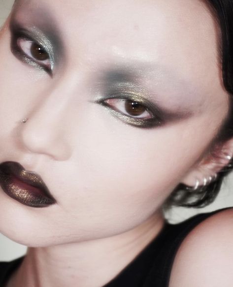 Graphic Face Makeup, White And Black Makeup, Dark Editorial, Silver Goth Makeup, Modern Goth Makeup Eye, Avant Garde Makeup Dark, Silver Eye Makeup Editorial, Goth Runway Makeup, White Eyeshadow