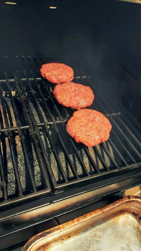 How to Cook Frozen Burgers on Pit Boss Pellet Grill (3 Super Simple Steps) - Simply Meat Smoking Burgers On A Pellet Grill, Grilling Frozen Burgers, Frozen Burger Patties, Grill Burgers, Vertical Smoker, Bubba Burgers, Pit Boss Pellet Grill, Smoked Burgers, Homemade Aioli