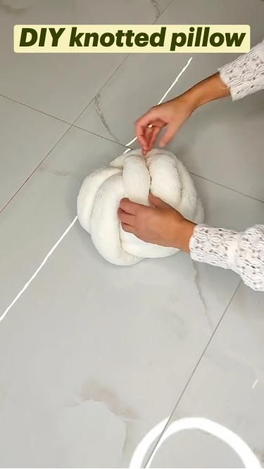 how to make a knotted pillow? credits: @filiz.interior (tiktok) credits: @filiz.interior (tiktok) Knot Pillow Diy Tutorials, Knot Pillow Diy, Knotted Pillow, Zimmer Diy, Diy Room Decor Videos, Easy Room Decor, Diy Room Decor For Teens, Easy Diy Room Decor, Knot Pillow