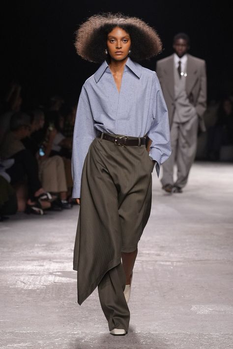 Bottega Veneta Spring 2025 Ready-to-Wear
https://www.vogue.com/fashion-shows/spring-2025-ready-to-wear/bottega-veneta/slideshow/collection#4 Milano Fashion Week, Leather Denim, Fashion Week Runway, Harper's Bazaar, Fashion Seasons, Seville, Womens Fashion Trends, Minimal Fashion, Milan Fashion Week