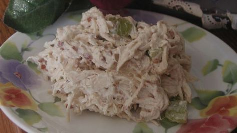 In a medium bowl, combine mayonnaise and sour cream. Stir in chicken, grapes, and pecans. Add salt and pepper to taste. Paula Deen Chicken Salad, Pecan Chicken Salad Recipe, Chicken Salad Sandwich Recipe, Pecan Chicken Salads, Pecan Chicken, Paula Deen Recipes, Chipped Beef, Taco Salad Recipes, Corn Salad Recipes