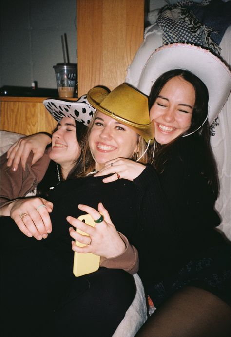 Three girls in cowboy hats hug on the floor in a disposable film camera picture Sorority Girl Aesthetic, Hug Friends, Art Hug, Aesthetic College, College Freshman, Spring Semester, Film Pictures, Freshman College, Sorority Girl