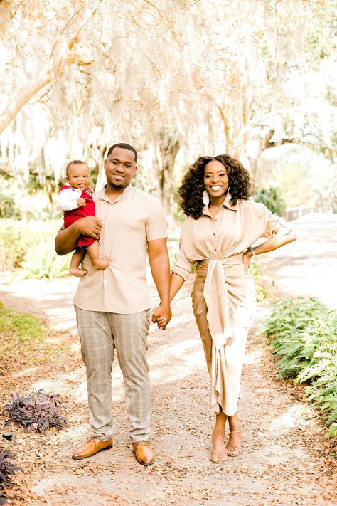 African American Photoshoot Ideas, Black Family Portrait Ideas Outdoor, Family Photos Black People, Black Family Portraits, Black Family Portrait Ideas, Family Moodboard, Older Family Photos, Family Pictures Outside, Easter Family Pictures