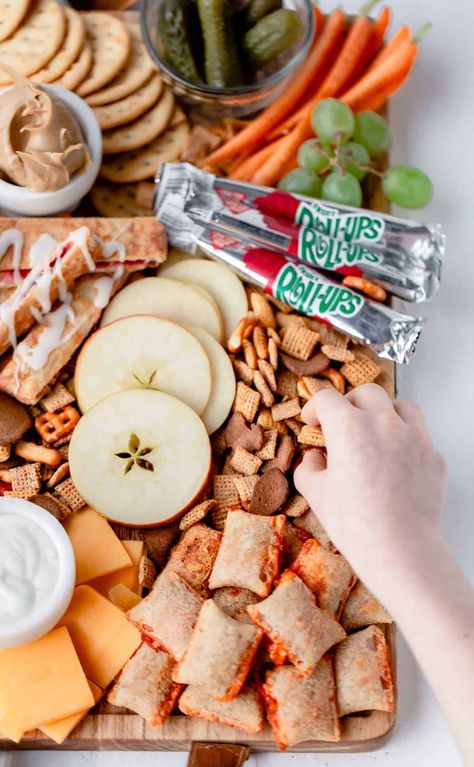 90s Snack Board, Snacks From The 90s, Early 2000s Snacks, 2000s Party Food Ideas, 90s Charcuterie Board, Y2k Snacks, 90s Dinner Party, 90s Snacks Party, 90’s Food