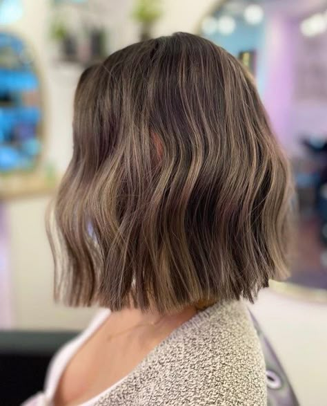 Blunt Bob with Bent Waves Shaggy Short Bob, Hair On The Side, Brunette Bob Haircut, Brown Bob Hair, Highlight Bob, Rambut Brunette, Bob Hair Color, Colors Of Summer, Easy Hair Cuts