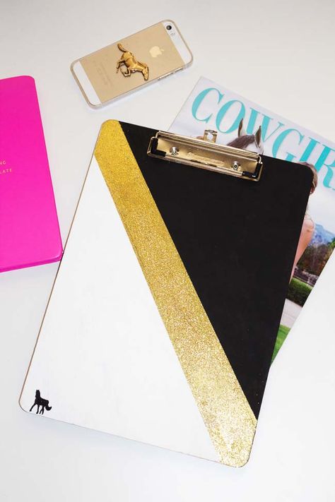 DIY Clip Board - paint, glitter and a sticker dresses up this plain board. Clipboard Decorating, Diy Clipboard, Personalized Clipboards, Recycled Jars, Clip Board, Decoupage Furniture, Horse Diy, Gifts For Horse Lovers, Amazing Diy