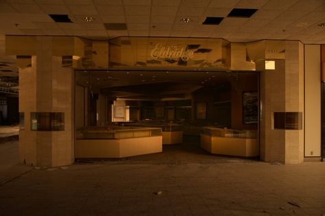 Creepy or Cool? These Abandoned Shopping Mall Photos Are Utterly Mesmerizing Abandoned Mall, Abandoned Malls, Dead Malls, Nostalgic Pictures, Outdoors Tattoo, Dreamcore Weirdcore, Kansas City Missouri, Weird Dreams, Metallic Prints