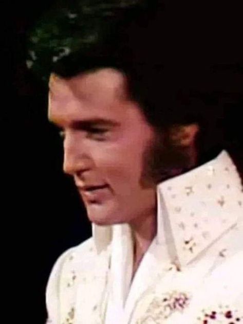 Elvis Pictures, Elvis Sings, Barry Manilow, Elvis Presley Photos, Collage Design, Super Funny, Elvis Presley, To Start, Singing