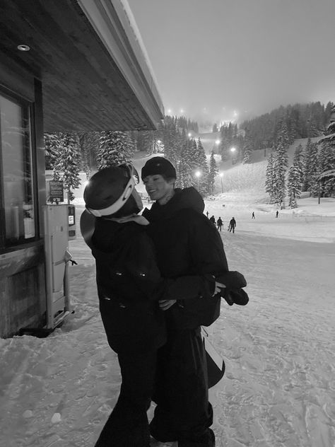 Snowboarding, snowboarding fit, couples, cute couples, couple photos, relationship pics, snowboarding poses, snowboarding picture, snow day, Mt.Hood, Meadows. Ski Couples Pics, Skiing Couple Aesthetic, Winter Baecation, Cozy Movie Night Outfit, Winter Relationship Aesthetic, Couples Snowboarding, Ski Boyfriend, Snowboard Poses, Couple Skiing