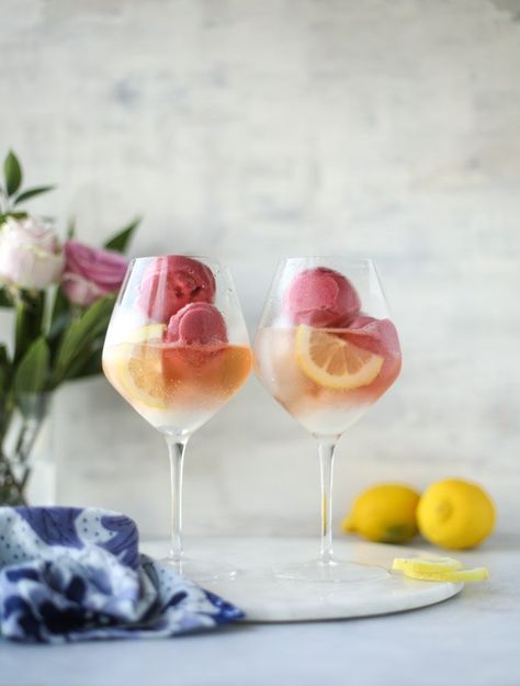 Lemon Raspberry Sorbet Prosecco Float Cocktail Prosecco, Prosecco Cocktail Recipes, Send Noods, Prosecco Cocktails, Spring Cocktails, Raspberry Sorbet, Crunchy Snack, Lemon Raspberry, Pretty Drinks