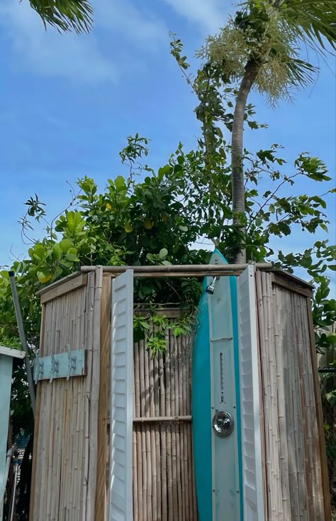 Beachy Outdoor Shower Ideas, Outdoor Showers Aesthetic, Beach Home Backyard, Outside Showers Beach, Outside Shower Aesthetic, Beach Outdoor Shower Ideas, Florida Beach House Aesthetic, Beach Shower Aesthetic, Outdoor Shower Beach House