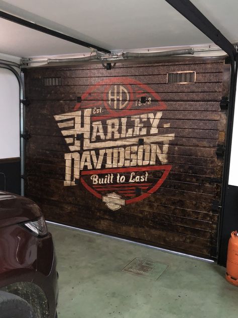 Harley Davidson Decor, Mural Cafe, Harley Davidson Crafts, Rustic Man Cave, Custom Motorcycle Paint Jobs, Garage Design Interior, Beer Wall, Diner Decor, Motorcycle Garage