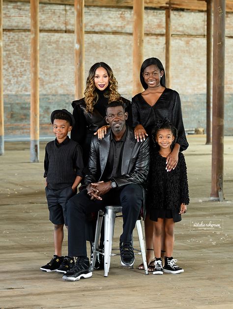 Black Family Portrait Ideas, Family Of 6 Picture Poses, Glam Family Photoshoot, Family Of 4 Picture Poses, Adult Family Photos, Family Photo Studio, Fall Minis, Big Family Photos, Family Studio Photography