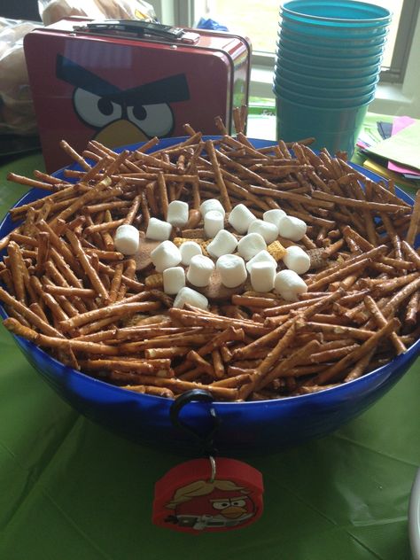 Angry bird party food - bird food chez mix with pretzel sticks and marshmallows for eggs in the nest Bird Party Food, Diy Angry Birds, Angry Bird Party, Bird Theme Parties, Angry Birds Birthday Party, Birds Birthday Party, Angry Birds Birthday, Bird Birthday Parties, Angry Birds Party