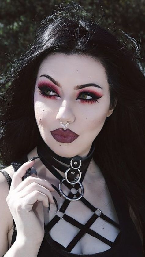 Gothic Queen, Goth Club, Goth Things, Gothic Images, Witchy Style, Goth Gf, Essence Makeup, Goth Subculture, Lydia Deetz